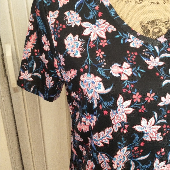 Black Floral T-shirt V-Neck Pink Flowers Size Large NWT - Picture 2 of 6